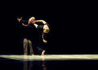 Los bailarines Robert Abubo y Louise Lecavalier durante su presentación en el Teatro de la Paz, en San Luis Potosí