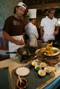 "El mango, la más feliz de todas las frutas". En la imagen, los tenistas españoles Carlos Moya y Feliciano López preparan un platillo en Bangkok con el jugoso ingrediente