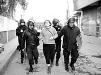 Valentina Palma en el momento de su detención el 4 de mayo de 2006, en San Salvador Atenco