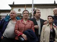 Pat Rice y Barbara de Bruno (primero y segunda de la izquierda), representantes del Sinn Fein, junto con el nacionalista Pernando Barrera y la abogada Jone Goirizelaia, esperan para poder entrar a la prisión de Martune y visitar al vocero de la coalición vasca, Arnaldo Otegi