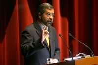 El rector Juan Ramón de la Fuente durante su discurso en la sala Miguel Covarrubias del Centro Cultural Universitario