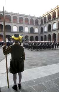 Marinos antes de arriar la bandera nacional