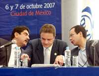 Manuel Espino, líder nacional del blanquiazul; José Espina, secretario general de ese partido, y César Nava, secretario particular del presidente Felipe Calderón, durante el inicio del Consejo Nacional panista