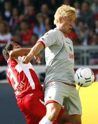 El mediocampista mexicano Pável Pardo disputa una pelota con Mike Hankel, del Hannover, en la derrota 2-0 del Stuttgar