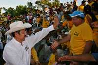 Leonel Godoy Rangel, candidato del PRD a la gubernatura de Michoacán, ayer, durante su gira proselitista por el puerto de Lázaro Cárdenas, su tierra natal