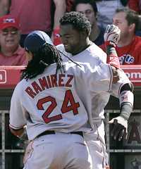 Manny Ramírez, de los Medias Rojas de Boston, celebra con su compañero David Ortiz el triunfo sobre los Serafines este domingo en  partido realizado en Los Ángeles