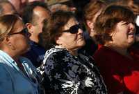 Aleida March, la viuda de Ernesto Che Guevara (al centro), y sus hijas Celia (a la izquierda), y Aleida, durante la ceremonia en memoria al guerrillero ayer en Santa Clara, Cuba