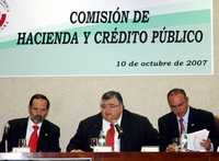 El secretario de Hacienda, Agustín Carstens, habló ayer ante la Comisión de Hacienda del Senado. Lo acompañan en la foto el presidente de la comisión, Gustavo Enrique Madero y Eduardo Calzada