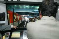 Vista desde la cabina del conductor, durante el recorrido del director del Metro, Francisco Bojórquez, y el diputado local del PAN Jacobo Bonilla por las estaciones Tasqueña, Pantitlán y Observatorio