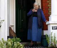 Con un vaso de ginebra, Doris Lessing celebró ayer en su casa haber sido distinguida con el máximo galardón de las letras, tras conocer la noticia cuando realizaba sus compras en Londres