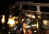 Labores de rescate tras choque del autobús de pasajeros Dina 1979, placas 136-RB1, a la altura de Santo Tomás, municipio de Hostotipaquillo