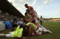 Los jugadores de Tecos festejan el primer gol, de Joel Sánchez, ante la escuadra de Santos