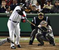 David Ortiz, de los Medias Rojas de Boston, enfrenta al pitcher Joe Borowski, de los Indios de Cleveland durante el juego de anoche