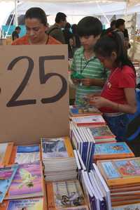 Presencia familiar para aprovechar las ofertas en el primer día de la feria del libro del Zócalo