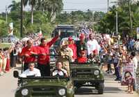 El presidente venezolano, Hugo Chávez (al centro), el vicepresidente cubano, Carlos Lage (a la izquierda), y el comandante Ramiro Valdés, ayer al llegar a Santa Clara, en el centro de Cuba, desde donde se transmitió el programa dominical del gobernante de Venezuela, de gira por la isla