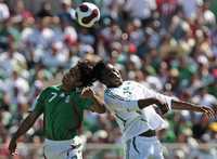 El tricolor Fernando Arce y John Obi, de Nigeria, en férrea disputa por el balón