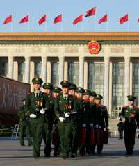 Policías militarizados de guardia en la plaza Tiananmen de Pekín poco antes de la inauguración, ayer, del 17 congreso del Partido Comunista Chino en la Casa del Pueblo