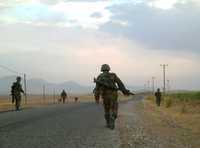 Un pelotón de soldados turcos realiza un patrullaje de rutina sobre una carretera próxima a la localidad de Silopi, en las inmediaciones de la frontera con Irak, donde separatistas kurdos han atacado a militares de Ankara. La imagen fue tomada el pasado día 11