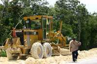 Terreno propiedad de la Universidad de Quintana Roo donde arrancaron las obras para construir el desarrollo turístico Downtown Tulum, que incluirá campos de golf