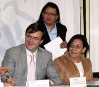 El jefe de Gobierno, Marcelo Ebrard, y la autoridad del Centro Histórico, Alejandra Moreno Toscano, durante la presentación del programa. Atrás, Rosa Icela Rodríguez, coordinadora ejecutiva del comité técnico del gabinete de seguridad pública