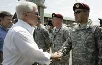 El secretario de Defensa de Estados Unidos, Robert Gates, realizó su primera gira por América Latina en los primeros días de octubre con miras a contrarrestar la influencia del presidente venezolano, Hugo Chávez, en la región. En imagen del pasado día 3, saluda a soldados en una base estadunidense en Tolemaida, Colombia