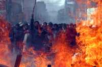 Residentes bolivianos de El Alto apedrearon ayer una veintena de bares y cantinas en protesta por la proliferación de estos giros que, denunciaron, son una mala influencia para los jóvenes; los inconformes sacaron a la calle el mobiliario de los locales y le prendieron fuego