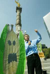 Víctor Suárez, director de la Asociación Nacional de Empresas Comercializadoras, e integrantes de Greenpeace, exigieron ayer a las autoridades un campo sano, productivo y libre de transgénicos, en conferencia de prensa efectuada en el Ángel de la Independencia