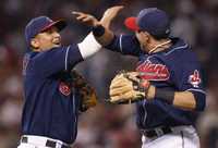 Víctor Martínez y Asdrúbal Cabrera, integrantes de los Indios de Cleveland, celebran la victoria de su novena sobre los Medias Rojas de Boston en el juego 4 de la serie de campeonato de la Liga Americana