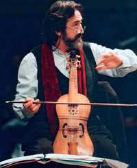 El artista catalán Jordi Savall con su inseparable instrumento: la viola da gamba