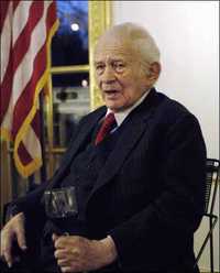 El escritor estadunidense Norman Mailer, en imagen del 3 de marzo de 2006, cuando recibió en Nueva York la medalla francesa de Caballero de la Legión de Honor