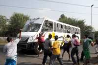 Al menos 300 personas de las colonias Jaltipac, Unión de Guadalupe y Nueva Guadalupe recorrieron más de dos kilómetros para apedrear todos los autobuses del transporte público que les salieron al paso. En la primera imagen se muestra el cuerpo de Juana Salas Ruiz