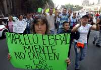 Integrantes de diversas agrupaciones de vendedores ambulantes marcharon ayer de la plaza de Santo Domingo al Zócalo capitalino, en demanda de que se realicen las romerías