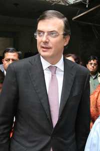 Marcelo Ebrard Casaubon, jefe de Gobierno del DF, luego de un acto en el Centro Histórico