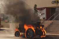 Campesinos de la Organización Agrodinámica Nacional incendiaron un tractor frente a la delegación de la Comisión Federal de Electricidad, en la capital chihuahuense