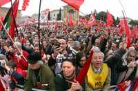 Trabajadores se manifiestan en la Plaza de San Juan de Roma contra reformas del gobierno.