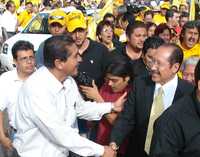 Leonel Godoy, candidato del PRD a la gubernatura de Michoacán, a la salida del debate que sostuvo con sus contrincantes del PRI y el PAN, ayer, en el Multicentro Las Américas. El encuentro fue organizado por el Instituto Estatal Electoral