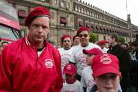 Vestidos de pantalón negro, playera blanca y boina roja, los integrantes de los Ángeles Guardianes hicieron acto de presencia durante el evento artístico de ayer en el Zócalo. En la imagen, su líder Ian Hodgkinson, quien robó cámara por su pasado como luchador