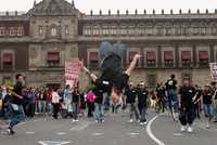 Miles de personas acompañadas de monumentales alebrijes realizaron un desfile desde el Museo de Arte Popular hasta el Zócalo capitalino, donde se llevó a cabo un espectáculo de saltimbanquis, payasos, monociclos, estatuas vivientes y acróbatas aéreos