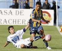 Ignacio Scocco, de Pumas, y Michel Orozco, de San Luis