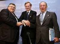 Agustín Carstens, titular de la Secretaría de Hacienda de México; Robert Zoellick, presidente del Banco Mundial, y Rodrigo Rato, director del Fondo Monetario Internacional, al término de una conferencia de prensa en la ciudad de Washington