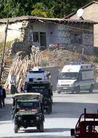 Vehículos del ejército turco escoltan a una ambulancia en la provincia de Hakkari, zona fronteriza con Irak, donde ayer hubo enfrentamientos entre rebeldes kurdos y las fuerzas armadas de Turquía