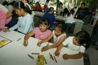 Padres de familia con sus hijos protestaron ayer por la invasión del Campamento Alencastre, en el parque Rosario Castellanos. Con dibujos y consignas manifestaron cómo quisieran el lugar