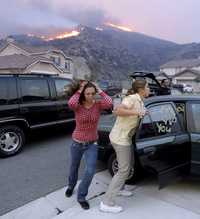 Residentes de Canyon Country, California, son desalojados de sus casas debido a que los vientos acercaron a sus vecindarios las llamas de los incendios que afectan al estado desde hace varios días y que han provocado la destrucción de 600 viviendas