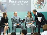 La secretaria de Educación, Josefina Vázquez Mota; el presidente Felipe Calderón y su esposa, Margarita Zavala, y el titular de la AMC, Juan Pedro Laclette, quien entrega al mandatario una propuesta para inversión en ciencia, durante la entrega de premios de investigación en Papalote Museo del Niño