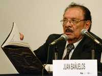 Juan Bañuelos, la noche del lunes en Bellas Artes, durante su lectura de poesía escrita por indígenas de Chiapas, como preámbulo del comienzo del encuentro de poetas que hoy comienza en Morelia, Michoacán