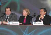 Luis Apperti, Georgina Kessel y José Luis Zepeda, en la inauguración del 34 Foro Nacional de la Industria Química 2007