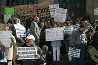 Trabajadores de la Asamblea Legislativa protestaron ayer contra las prácticas de nepotismo y la violación a sus condiciones generales de trabajo, impidiendo la entrada al recinto a los diputados