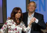 Cristina Fernández al proclamar su triunfo en los comicios presidenciales celebrados ayer en Argentina; la acompaña su esposo, el acutal mandatario del país sudamericano, Néstor Kirchner FOTO