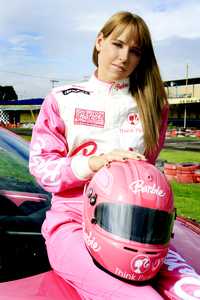 A los 17 años de edad, Estefanía Reyes debutó en Nascar