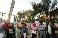 Integrantes del Frente Nacional contra la Represión se manifestaron ayer en Bucareli, frente a la Secretaría de Gobernación, para exigir la presentación con vida de los desaparecidos y la liberación de todos los "presos políticos"